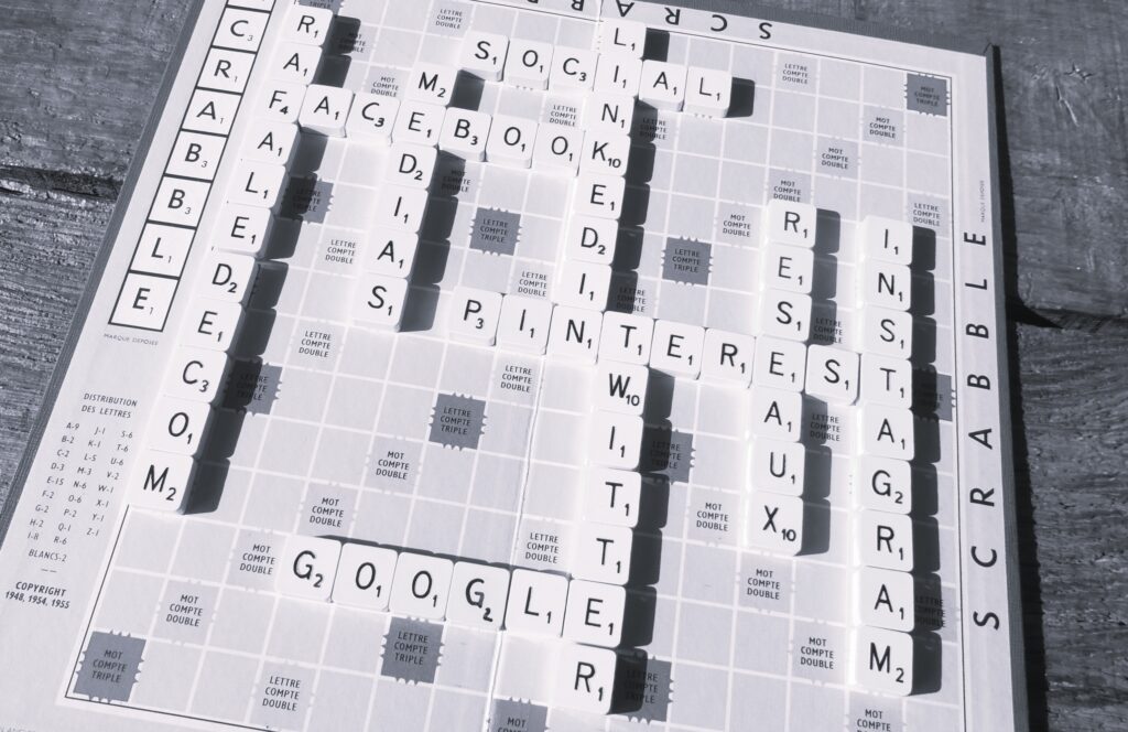 Scrabble avec mots liés aux réseaux sociaux qui font partis des stratégies de communication
