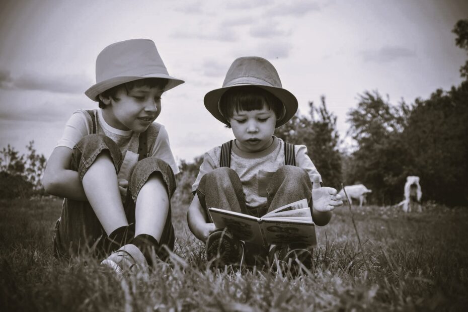 Enfants lisant un livre, lien avec le brand content par le biais du story telling